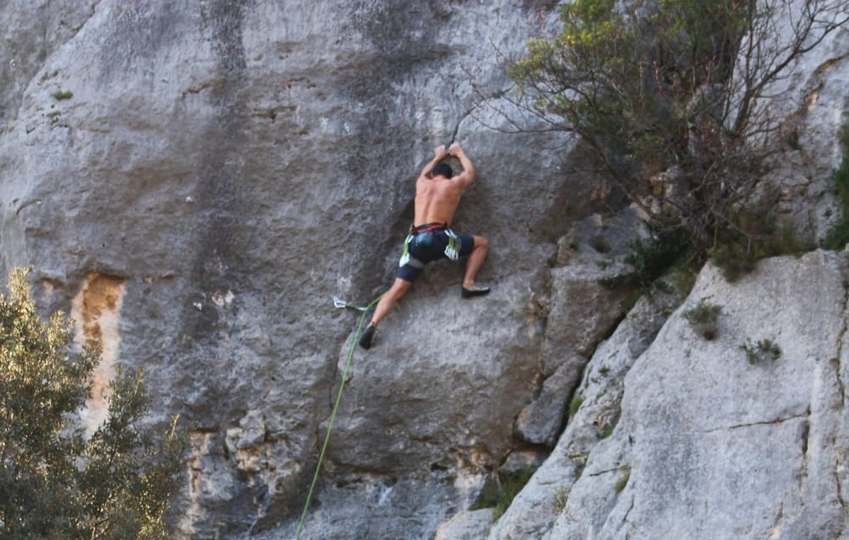Photo de personnes qui font de l'escalade